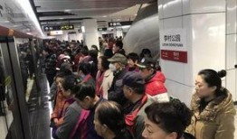 青岛地铁吃瓜墙成网红,地铁文化新地标，网友打卡新热点